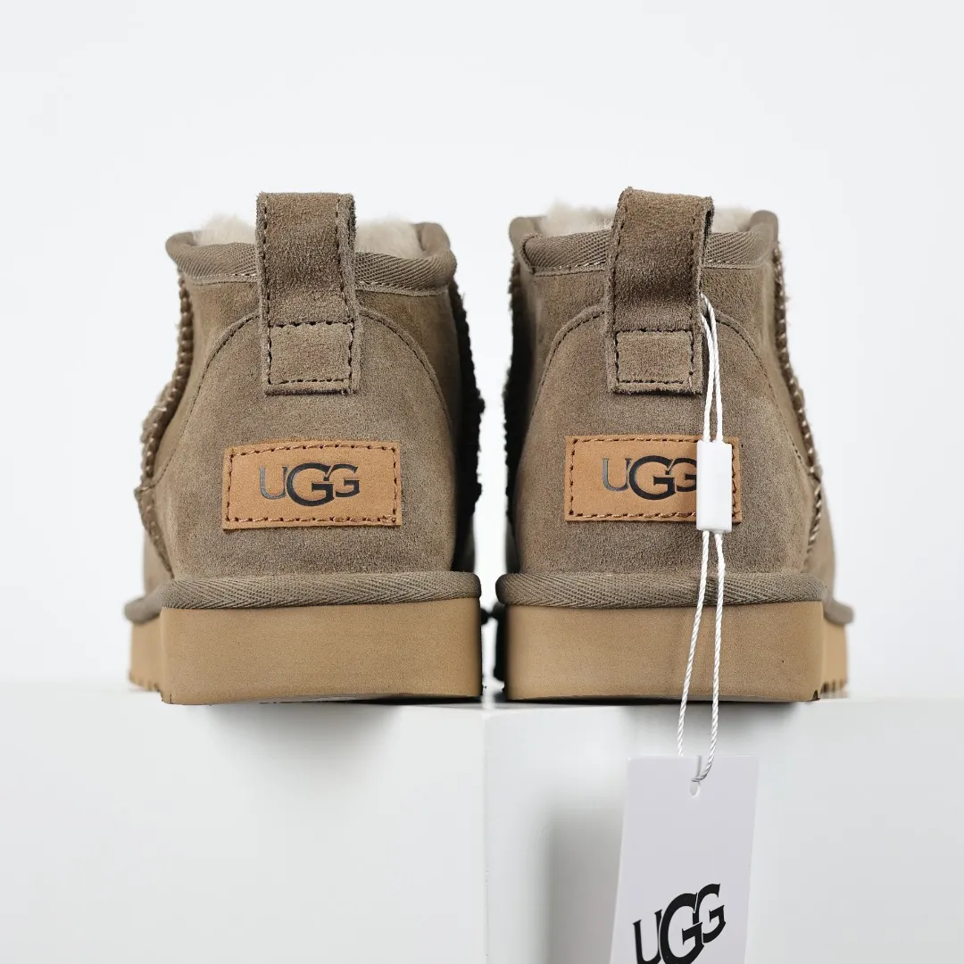 Pick up locally 💰520 Core recommendation Good price It is a very suitable choice for home furnishings. In the new year, uug launched a series of styles, which are partial to the preferences of young consumers and have also moved to the forefront of fashion trends. Shoe body material: water-repellent coated suede upper, 17mm UGGPURE™ implantable wool insole, lightweight non-slip and comfortable rubber outsole, with brand LOGO and trademark. Comes with a full set of packaging. Size: 35 36 37 38 39 40 41 42 43 44